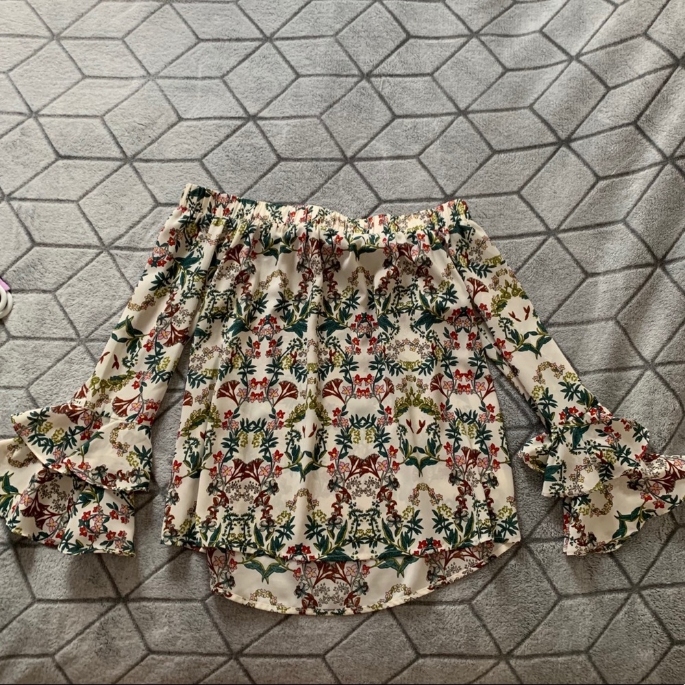 Super cute flowy top never worn!